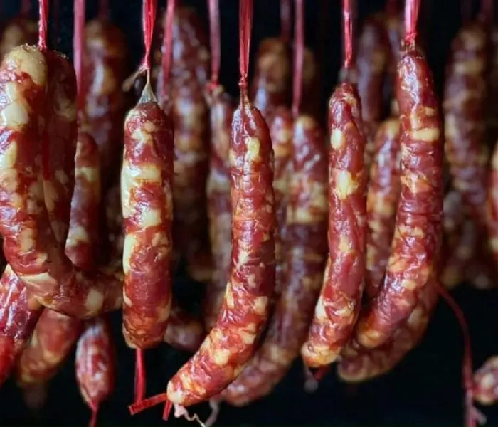 Lạp xưởng gác bếp